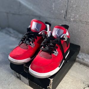 Jordan 4 Toro